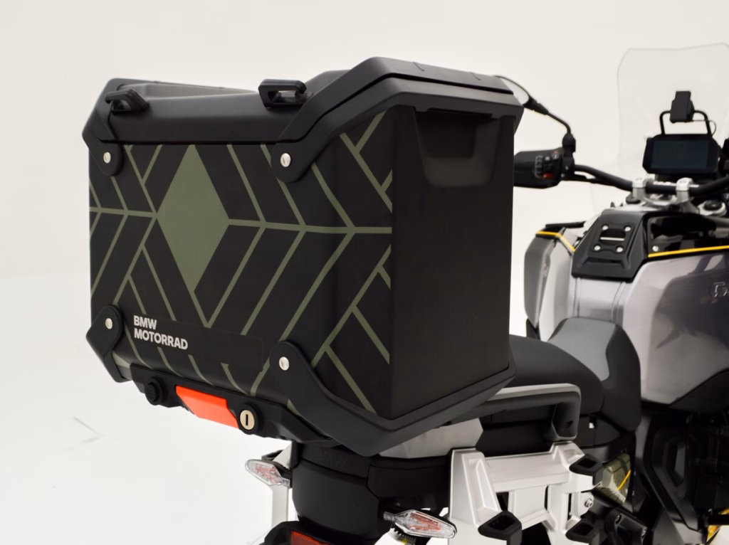 BMW R 1300 GS Adventure 10Y Manaus em destaque, edição limitada com número de série e malas personalizadas