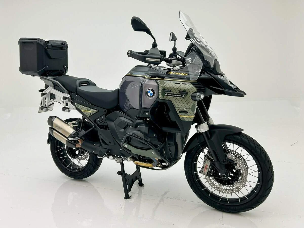 BMW R 1300 GS Adventure 10Y Manaus em destaque, edição limitada com número de série e malas personalizadas