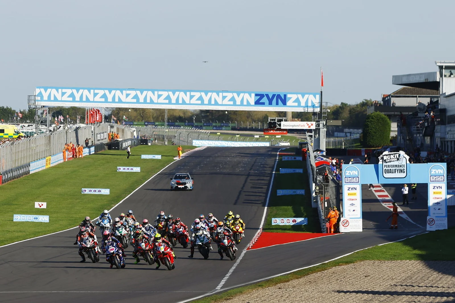 Motocicleta Ducati Panigale V4 R em alta velocidade na pista de Brands Hatch durante uma corrida do BSB, ilustrando a dominância do modelo no campeonato.
