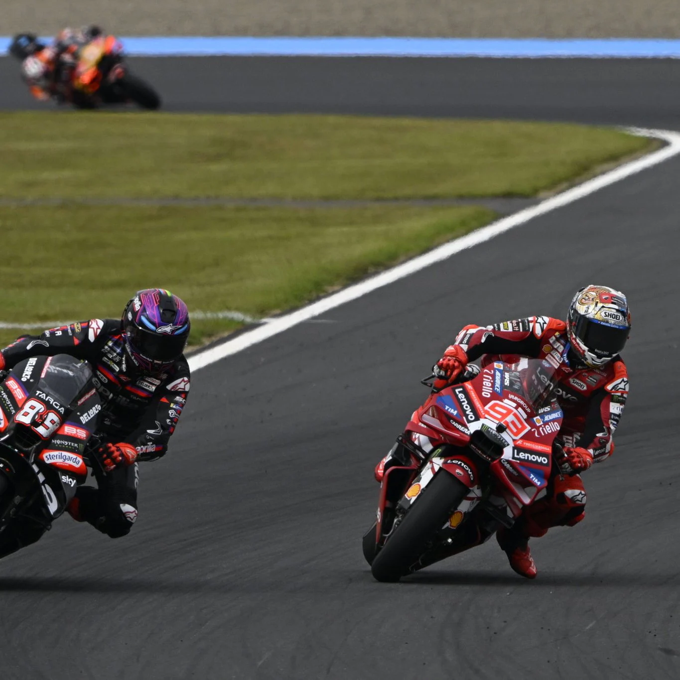 Motocicleta Ducati Panigale V4 R em alta velocidade na pista de Brands Hatch durante uma corrida do BSB, ilustrando a dominância do modelo no campeonato.