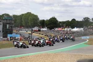 Motocicleta Ducati Panigale V4 R em alta velocidade na pista de Brands Hatch durante uma corrida do BSB, ilustrando a dominância do modelo no campeonato.