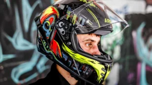 Capacete integral Airoh Connor em ângulo lateral destacando linhas aerodinâmicas e grafismos esportivos