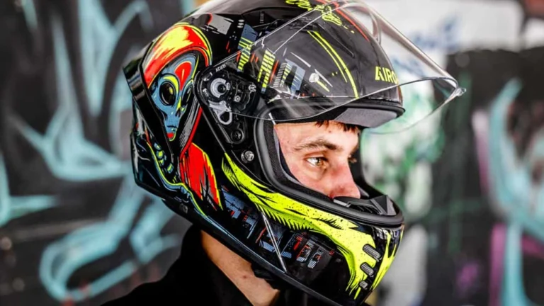Capacete integral Airoh Connor em ângulo lateral destacando linhas aerodinâmicas e grafismos esportivos