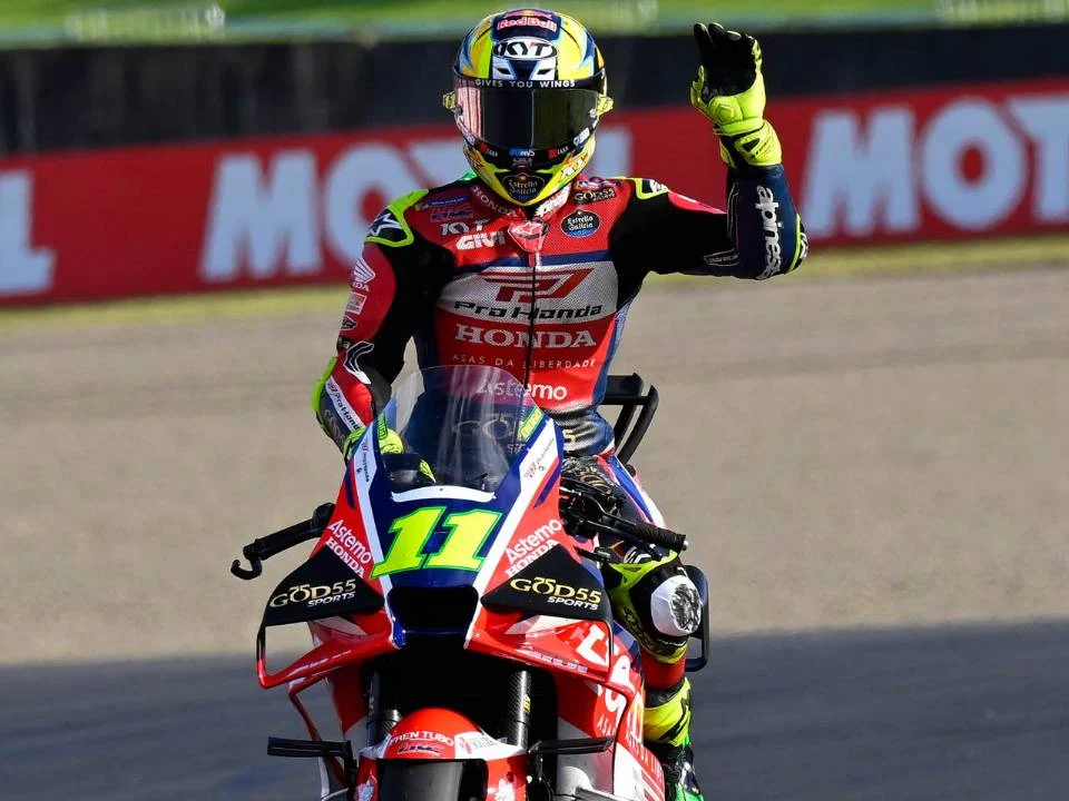 Diogo Moreira da LCR Honda comemora seu primeiro pódio na MotoGP, após garantir o segundo lugar na corrida sprint do GP do Japão no circuito de Motegi.