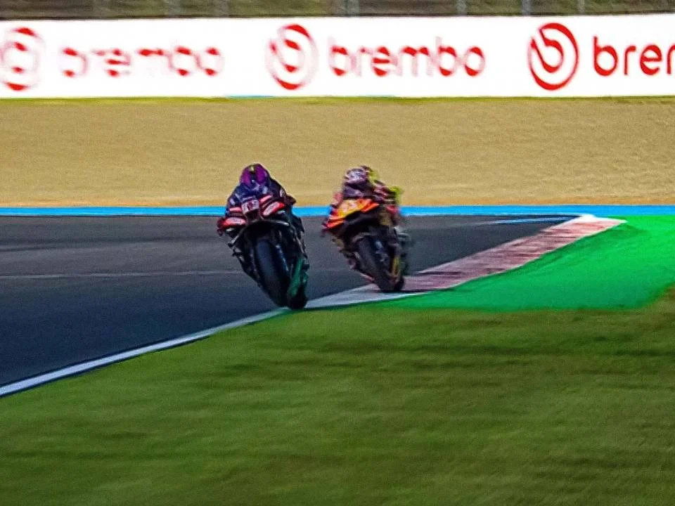 Diogo Moreira da LCR Honda comemora seu primeiro pódio na MotoGP, após garantir o segundo lugar na corrida sprint do GP do Japão no circuito de Motegi.