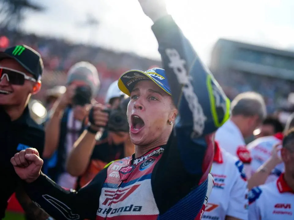 Diogo Moreira da LCR Honda comemora seu primeiro pódio na MotoGP, após garantir o segundo lugar na corrida sprint do GP do Japão no circuito de Motegi.