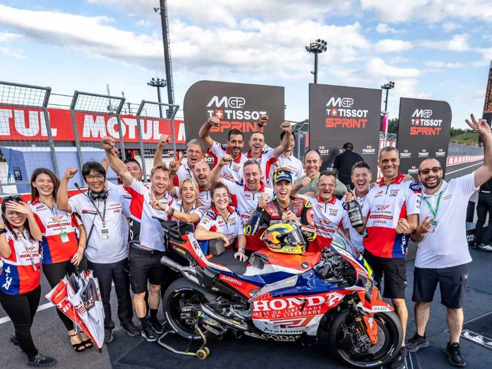 Diogo Moreira da LCR Honda comemora seu primeiro pódio na MotoGP, após garantir o segundo lugar na corrida sprint do GP do Japão no circuito de Motegi.