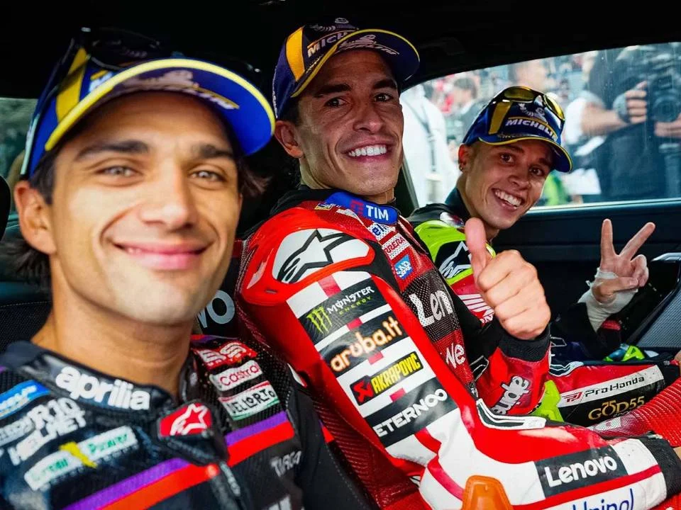 Diogo Moreira da LCR Honda comemora seu primeiro pódio na MotoGP, após garantir o segundo lugar na corrida sprint do GP do Japão no circuito de Motegi.