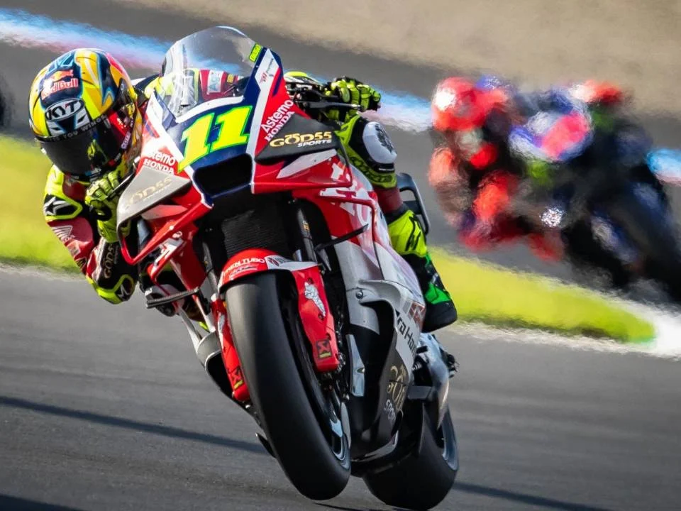 Diogo Moreira da LCR Honda comemora seu primeiro pódio na MotoGP, após garantir o segundo lugar na corrida sprint do GP do Japão no circuito de Motegi.