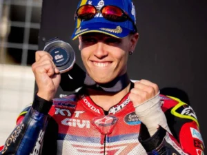 Diogo Moreira da LCR Honda comemora seu primeiro pódio na MotoGP, após garantir o segundo lugar na corrida sprint do GP do Japão no circuito de Motegi.