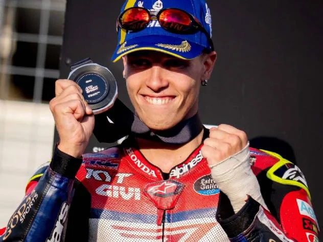 Diogo Moreira da LCR Honda comemora seu primeiro pódio na MotoGP, após garantir o segundo lugar na corrida sprint do GP do Japão no circuito de Motegi.