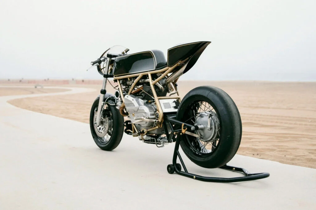 Max Hazan ao lado de sua Ducati 860GT Turbo customizada, com detalhes do motor sobrealimentado visíveis