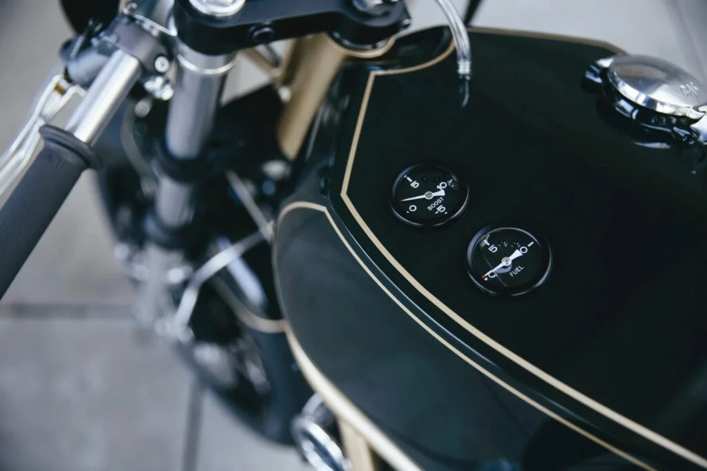 Max Hazan ao lado de sua Ducati 860GT Turbo customizada, com detalhes do motor sobrealimentado visíveis