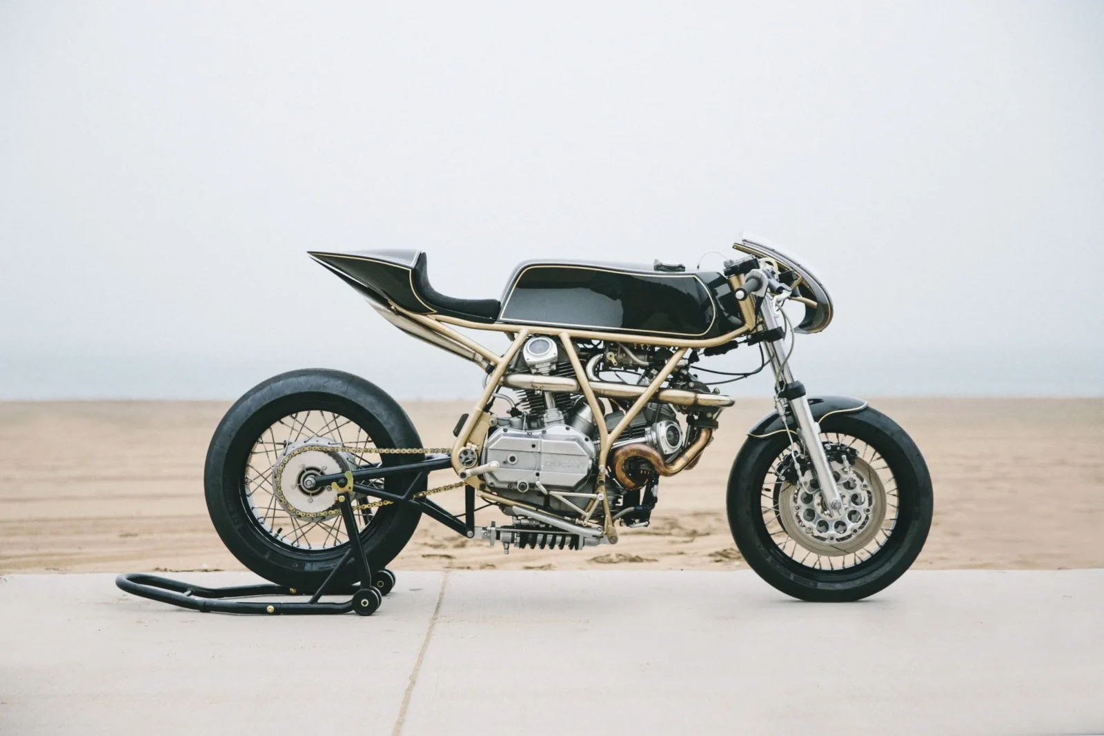 Max Hazan ao lado de sua Ducati 860GT Turbo customizada, com detalhes do motor sobrealimentado visíveis