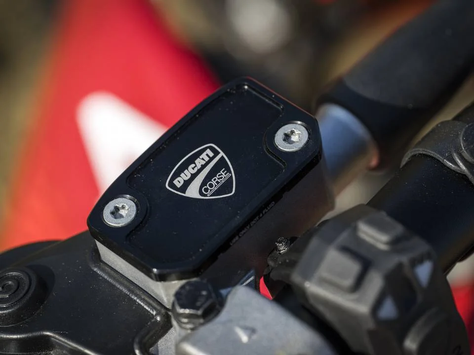 Motocicleta Ducati Desmo450 MX em ação na pista de motocross, destacando seu design agressivo e componentes de alta performance.
