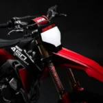 Motocicleta Ducati Desmo450 MX em ação na pista de motocross, destacando seu design agressivo e componentes de alta performance.