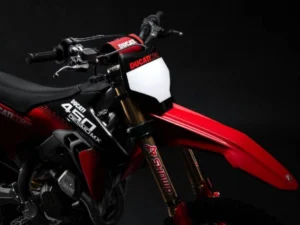 Motocicleta Ducati Desmo450 MX em ação na pista de motocross, destacando seu design agressivo e componentes de alta performance.