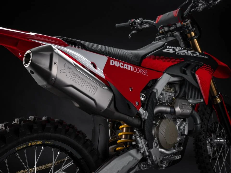 Motocicleta Ducati Desmo450 MX em ação na pista de motocross, destacando seu design agressivo e componentes de alta performance.