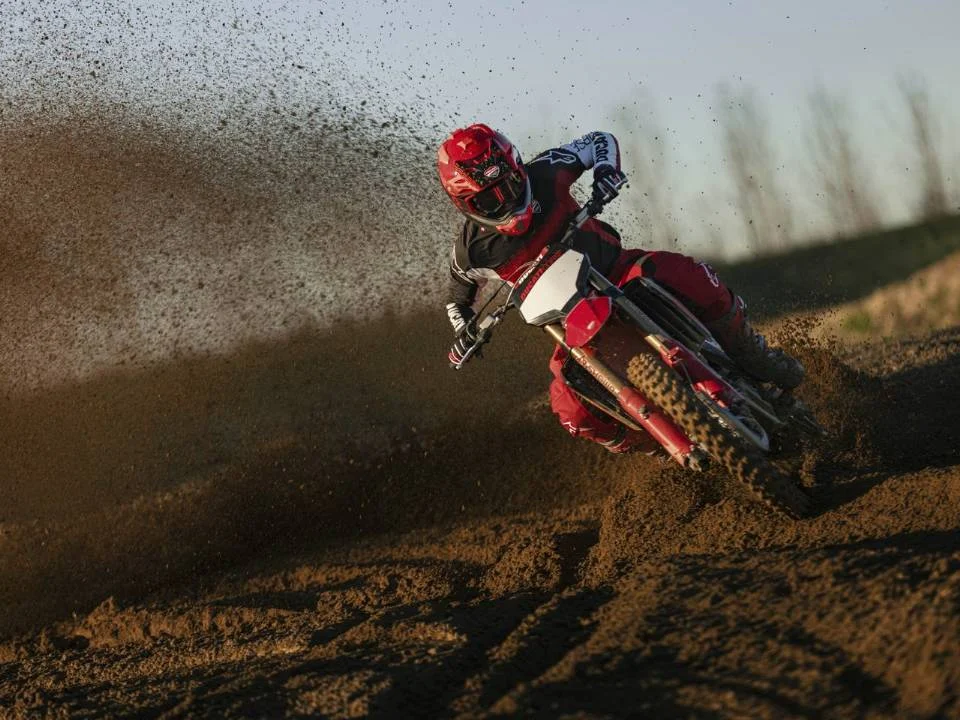 Motocicleta Ducati Desmo450 MX em ação na pista de motocross, destacando seu design agressivo e componentes de alta performance.
