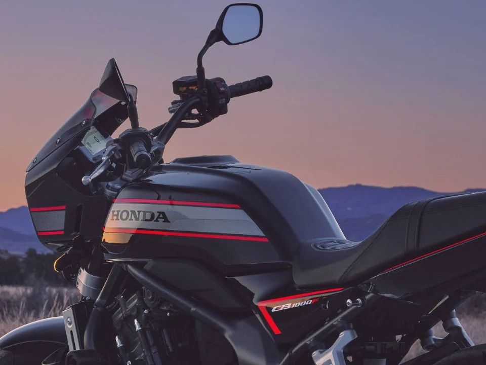 Honda CB1000F em destaque, exibindo seu design inspirado nas CB750F e CB900F