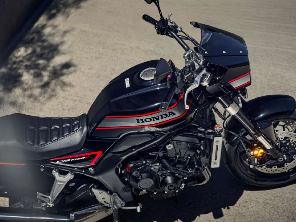 Honda CB1000F em destaque, exibindo seu design inspirado nas CB750F e CB900F