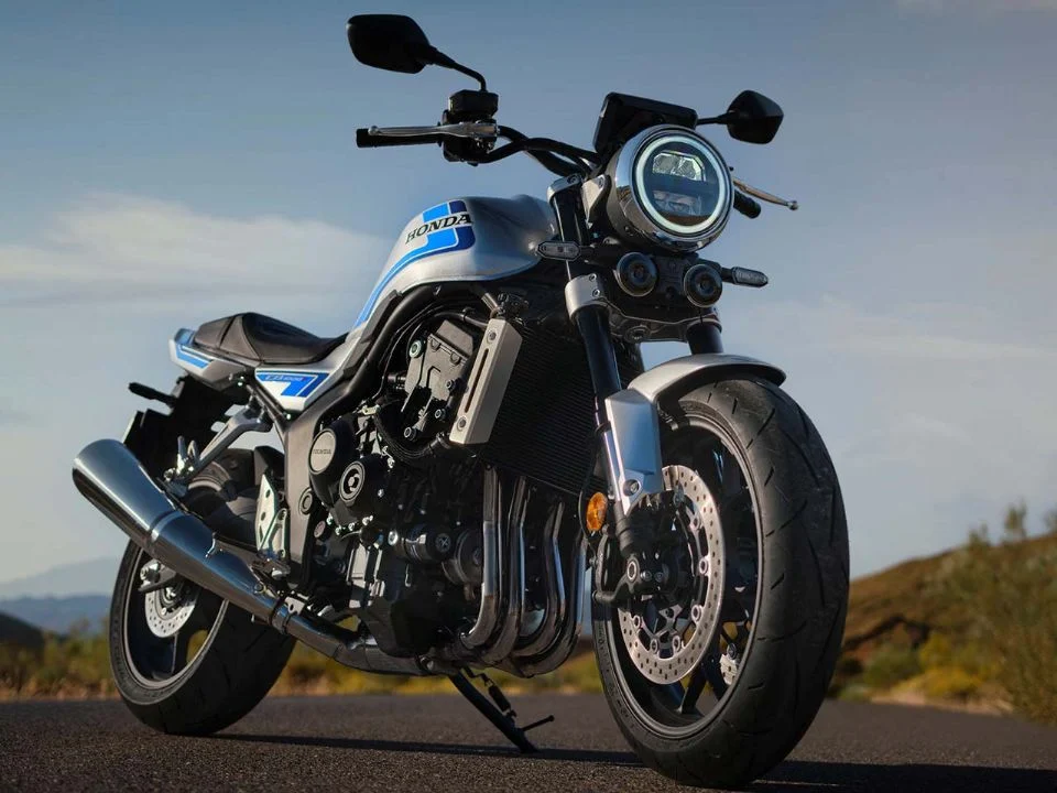 Honda CB1000F em destaque, exibindo seu design inspirado nas CB750F e CB900F
