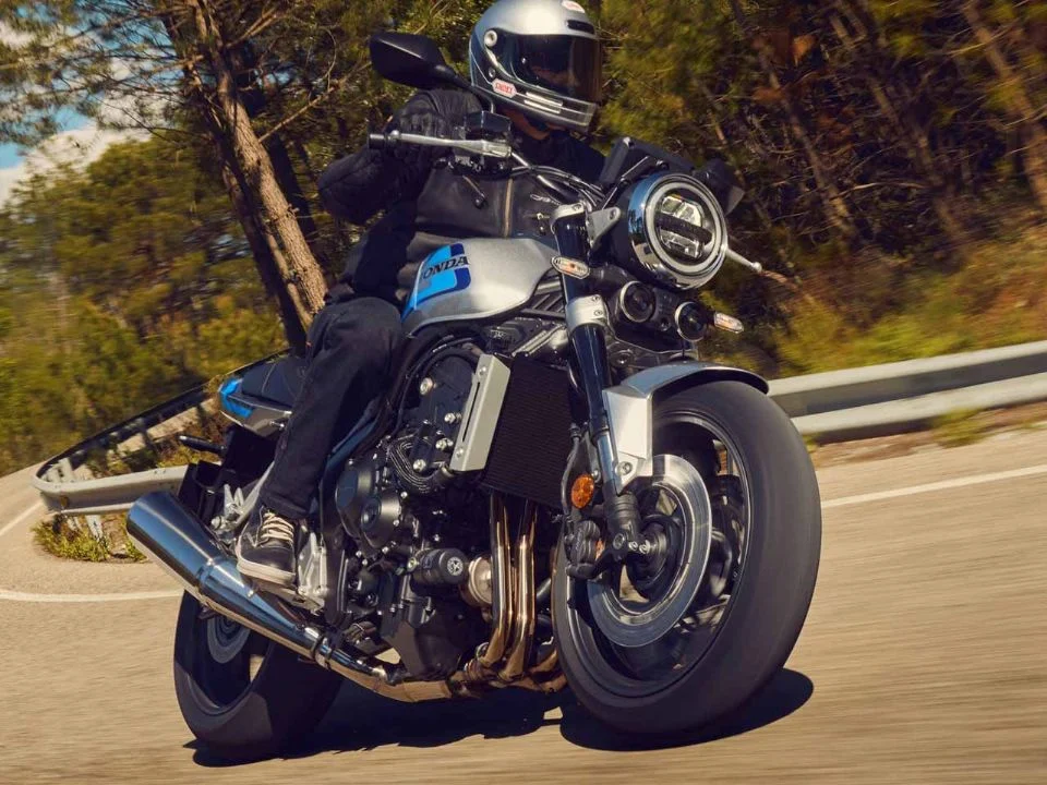 Honda CB1000F em destaque, exibindo seu design inspirado nas CB750F e CB900F