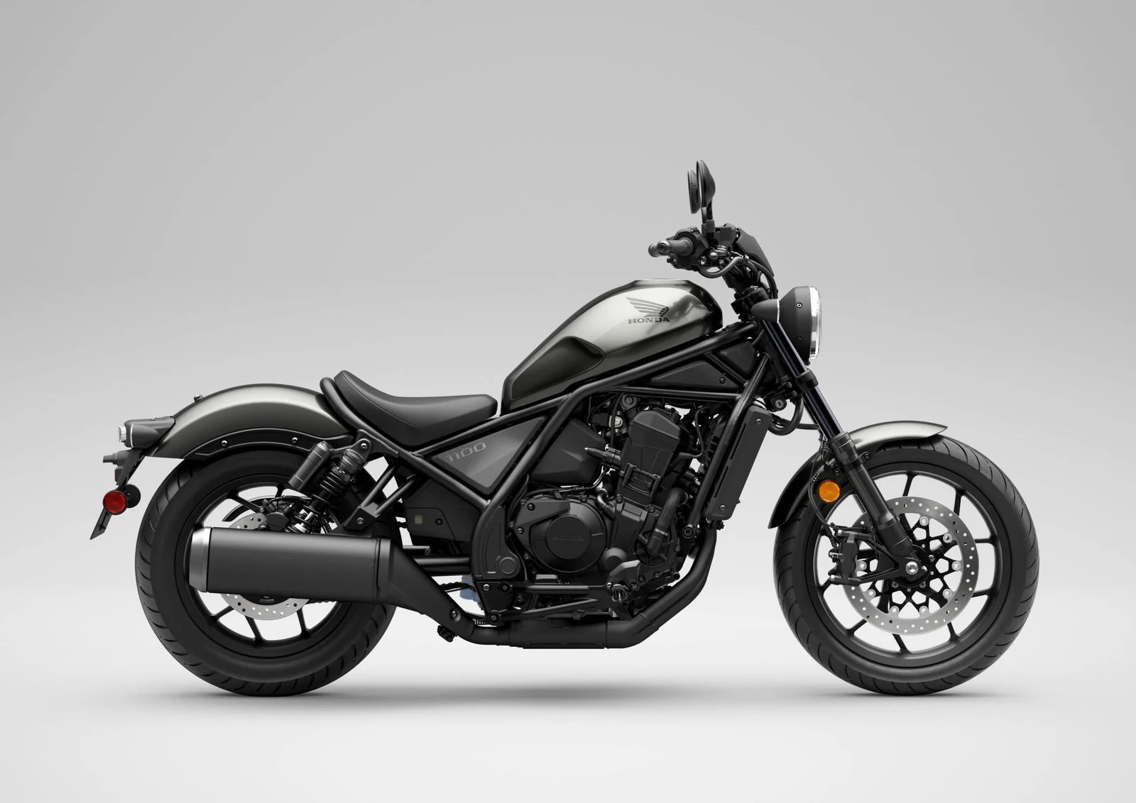 Honda CMX500 Rebel 2027 com sistema E-Clutch e novo painel TFT, em detalhes de sua carenagem marrom.