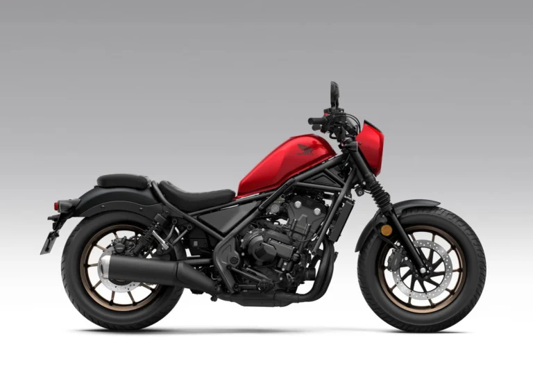 Honda CMX500 Rebel 2027 com sistema E-Clutch e novo painel TFT, em detalhes de sua carenagem marrom.