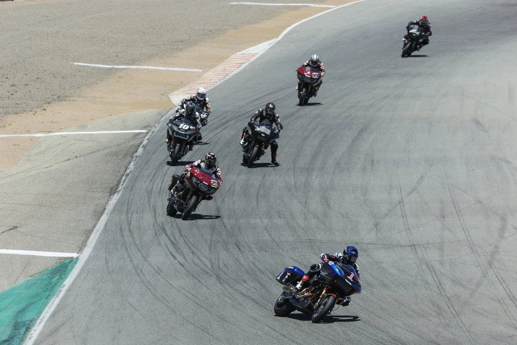 Moto de corrida Indian Challenger no campeonato King of the Baggers, exibindo carenagem dianteira e lateral, com o piloto em posição de ataque.