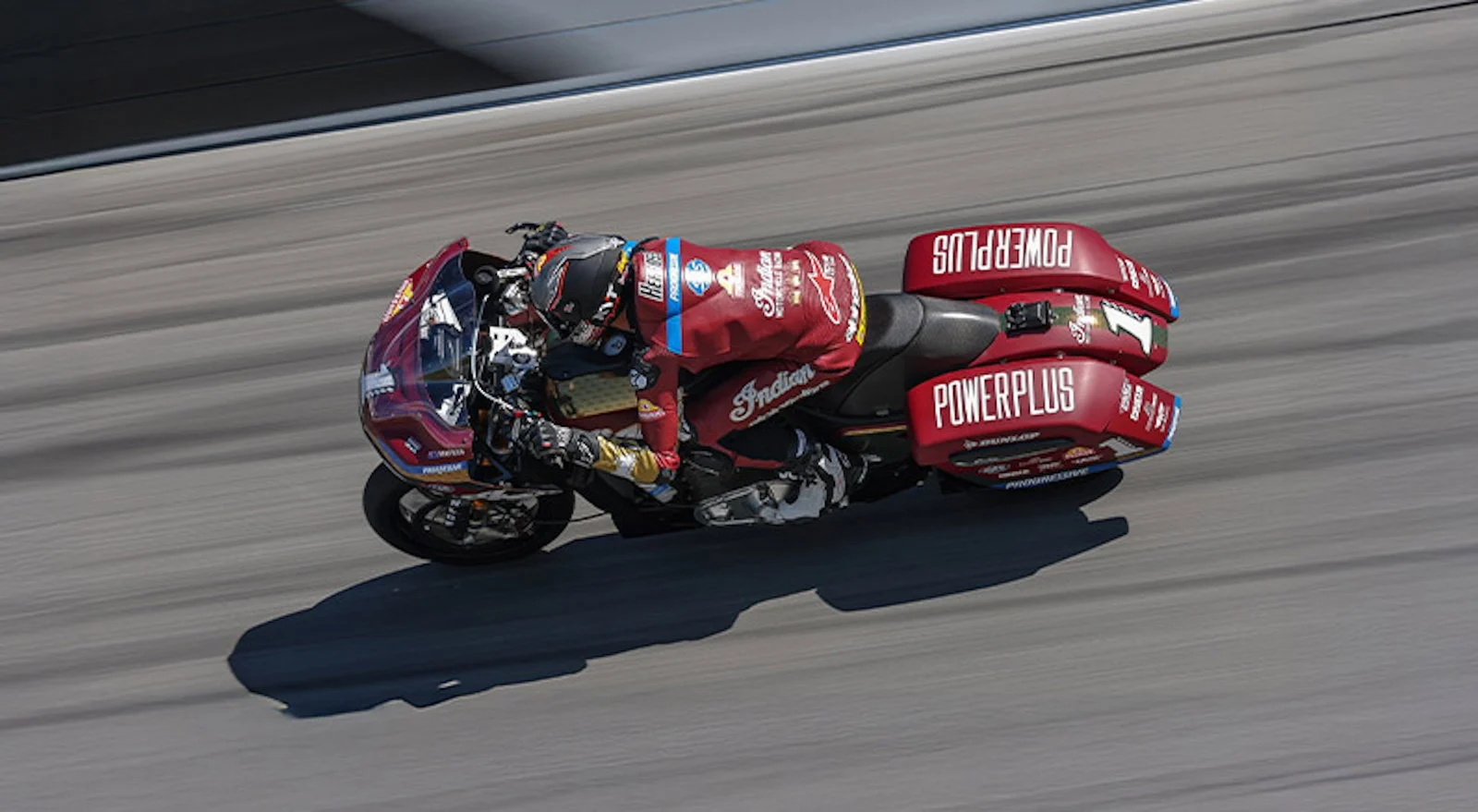 Moto de corrida Indian Challenger no campeonato King of the Baggers, exibindo carenagem dianteira e lateral, com o piloto em posição de ataque.