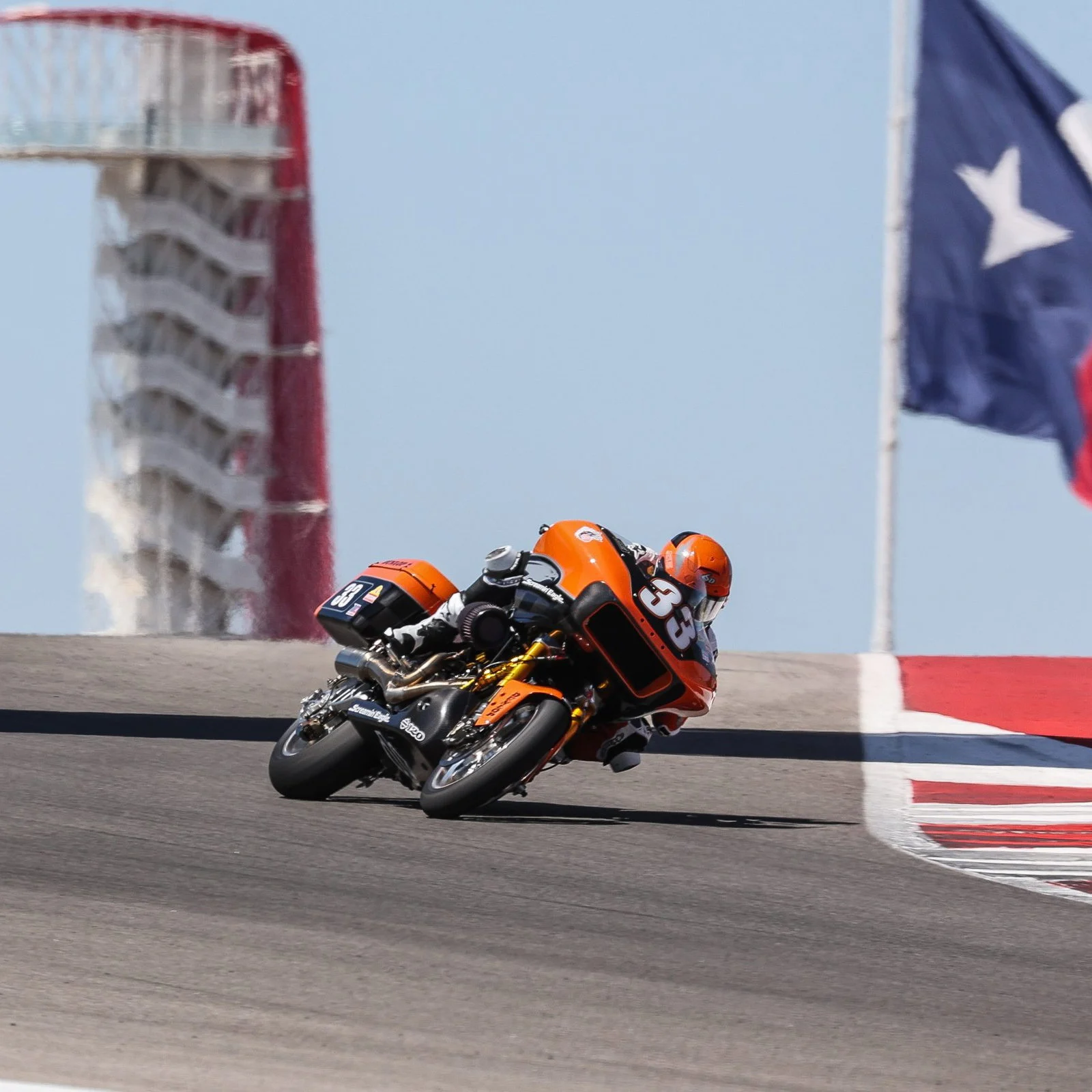 Moto de corrida Indian Challenger no campeonato King of the Baggers, exibindo carenagem dianteira e lateral, com o piloto em posição de ataque.