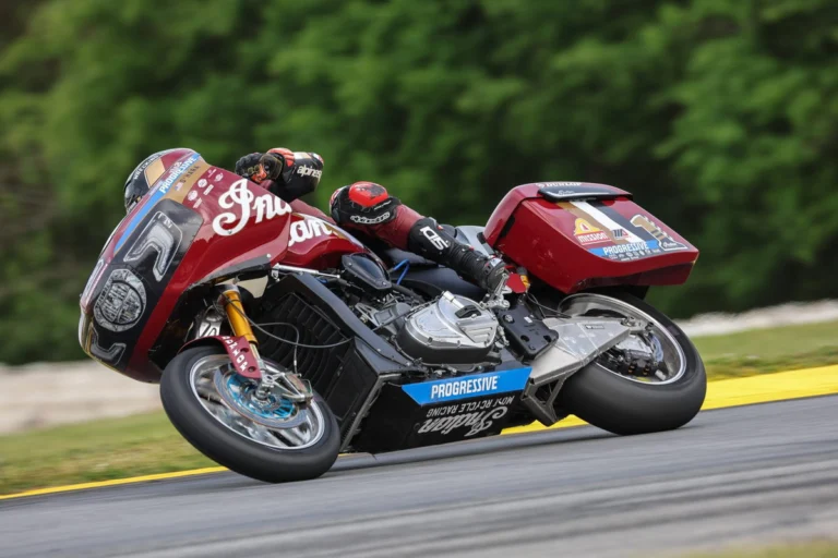 Moto de corrida Indian Challenger no campeonato King of the Baggers, exibindo carenagem dianteira e lateral, com o piloto em posição de ataque.