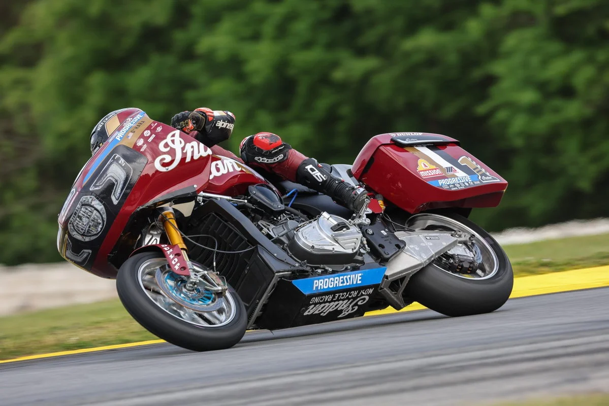 Moto de corrida Indian Challenger no campeonato King of the Baggers, exibindo carenagem dianteira e lateral, com o piloto em posição de ataque.