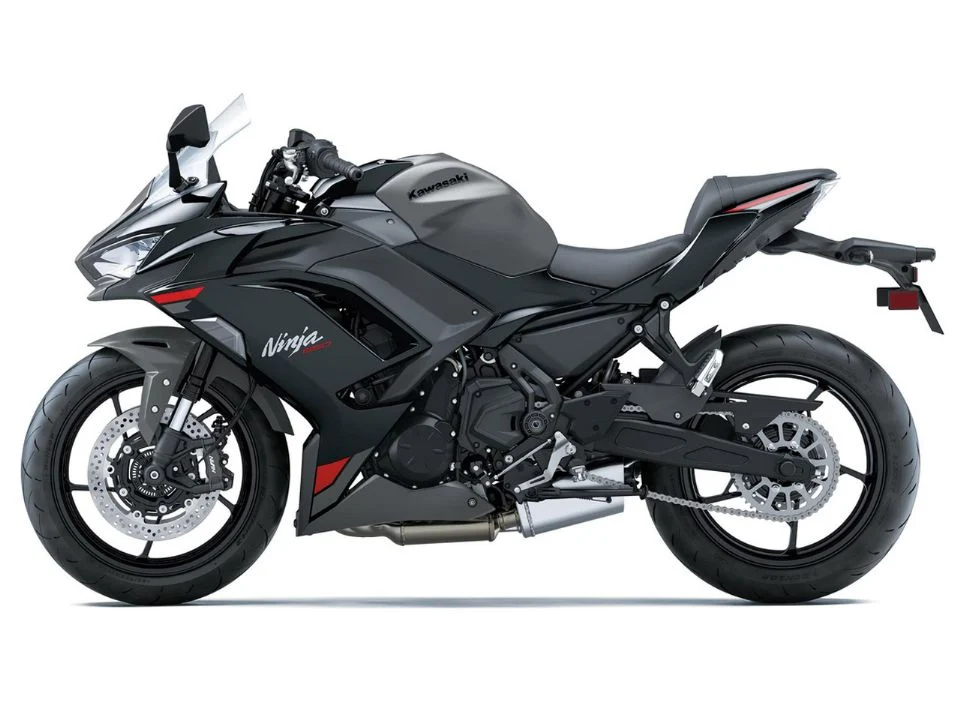 Detalhes da nova Kawasaki Ninja 650 2027 na cor Lime Green, destacando a suspensão dianteira invertida Showa SFF-BP e as pinças de freio de fixação radial.