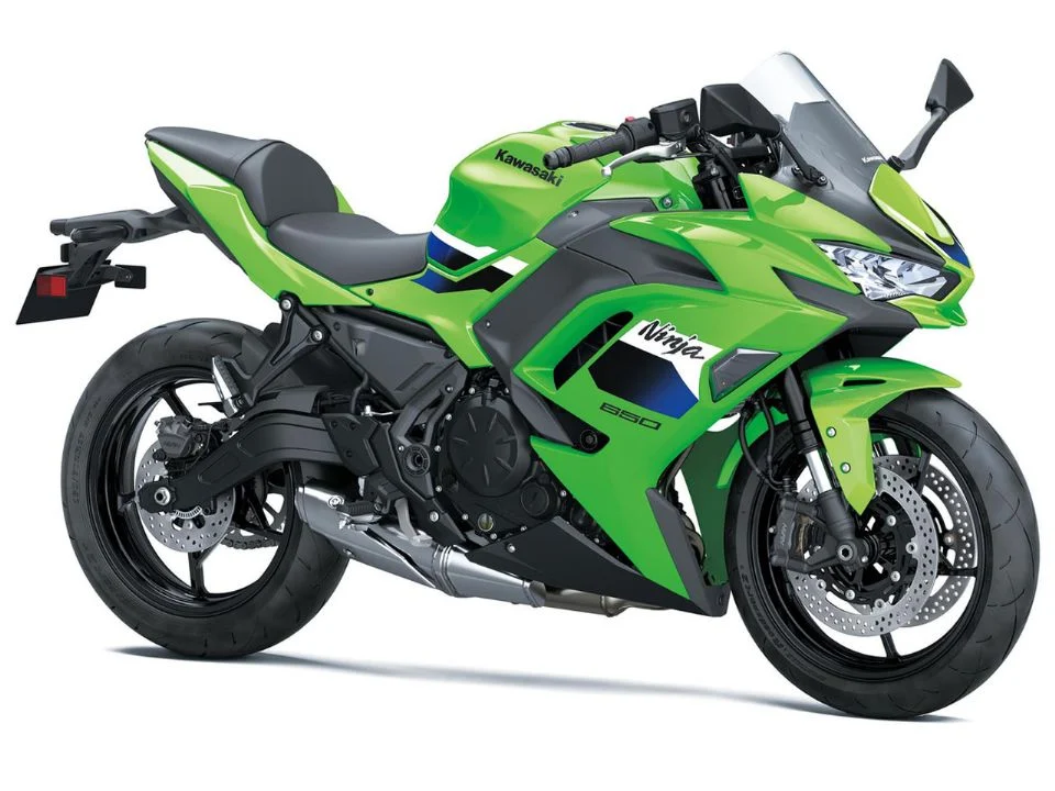 Detalhes da nova Kawasaki Ninja 650 2027 na cor Lime Green, destacando a suspensão dianteira invertida Showa SFF-BP e as pinças de freio de fixação radial.