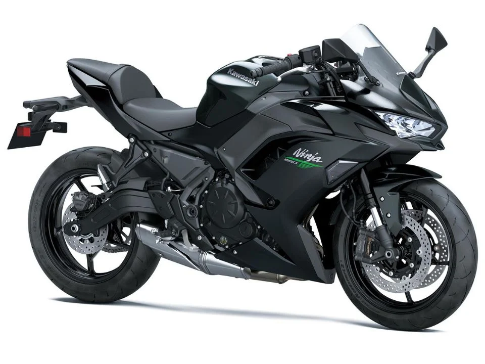 Detalhes da nova Kawasaki Ninja 650 2027 na cor Lime Green, destacando a suspensão dianteira invertida Showa SFF-BP e as pinças de freio de fixação radial.