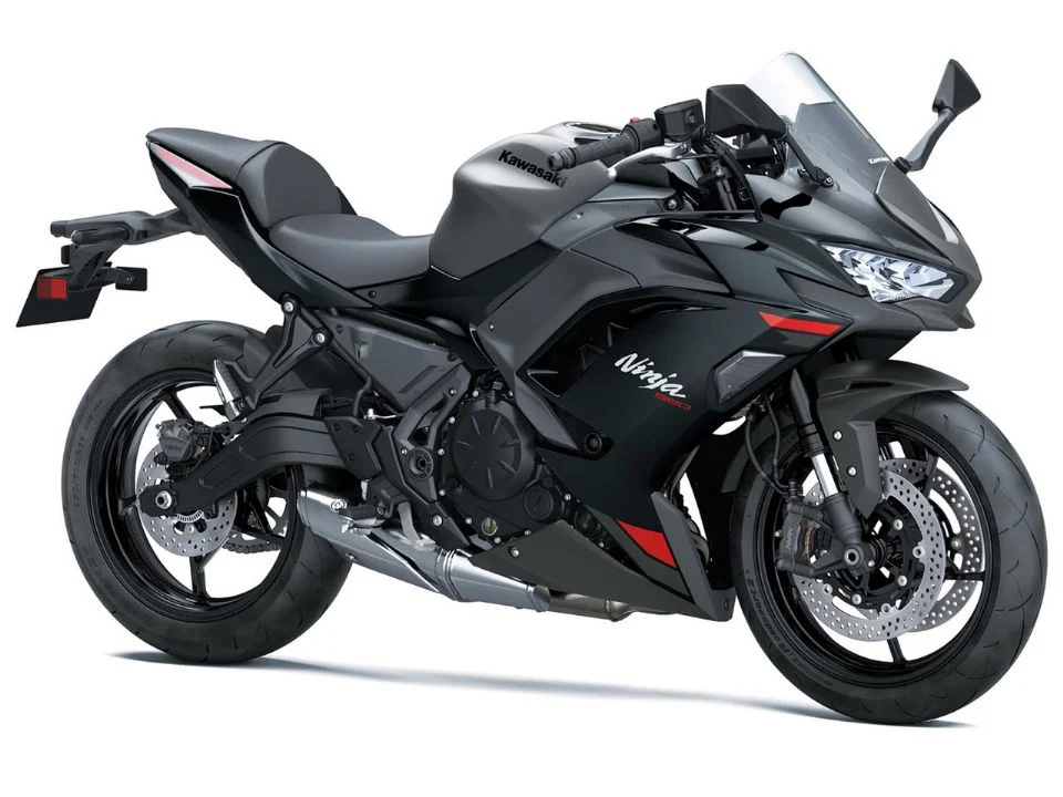 Detalhes da nova Kawasaki Ninja 650 2027 na cor Lime Green, destacando a suspensão dianteira invertida Showa SFF-BP e as pinças de freio de fixação radial.