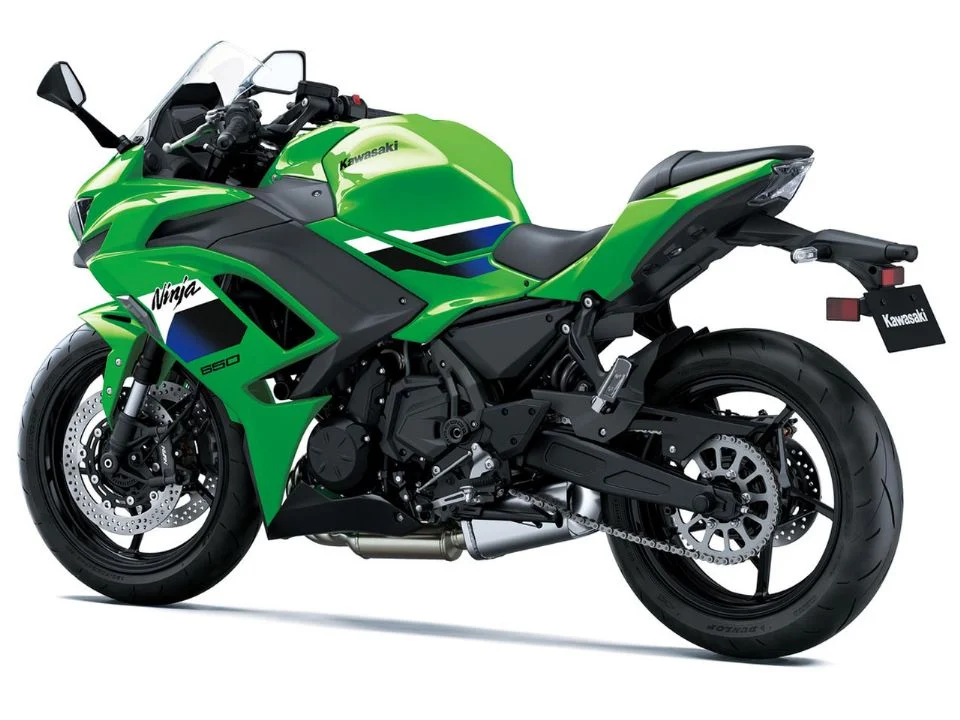 Detalhes da nova Kawasaki Ninja 650 2027 na cor Lime Green, destacando a suspensão dianteira invertida Showa SFF-BP e as pinças de freio de fixação radial.