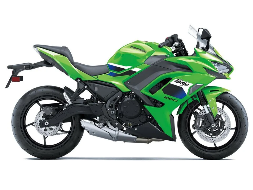 Detalhes da nova Kawasaki Ninja 650 2027 na cor Lime Green, destacando a suspensão dianteira invertida Showa SFF-BP e as pinças de freio de fixação radial.