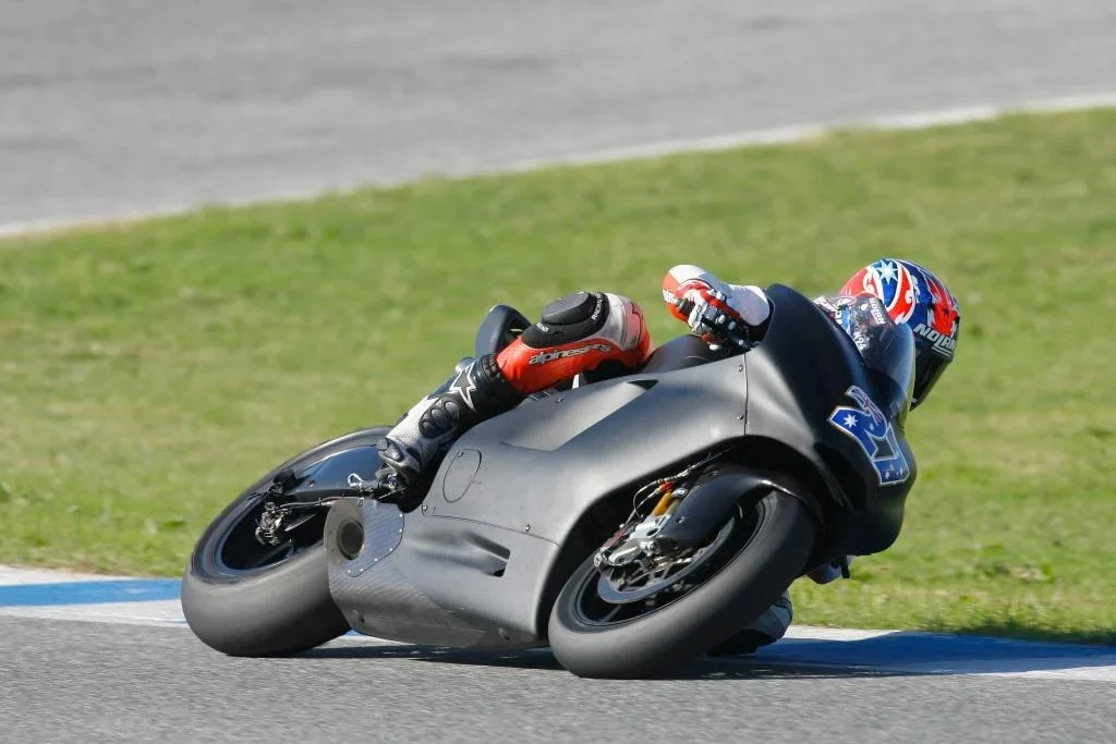 Protótipo da KTM MotoGP com motor de 850cc em teste de pista na Áustria