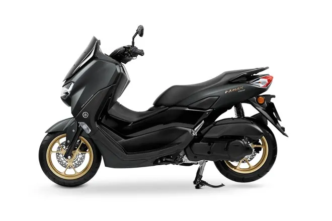 Comparativo detalhado entre os scooters Yamaha NMax 155 e Honda PCX 160 lado a lado, destacando seus designs e propostas urbanas.