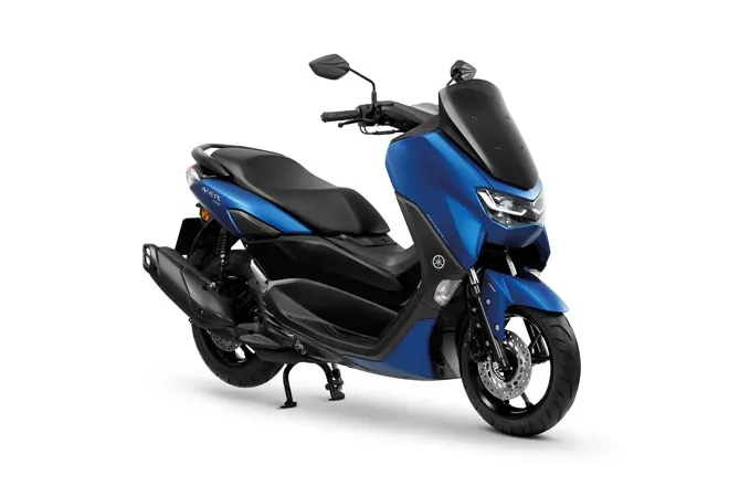 Comparativo detalhado entre os scooters Yamaha NMax 155 e Honda PCX 160 lado a lado, destacando seus designs e propostas urbanas.