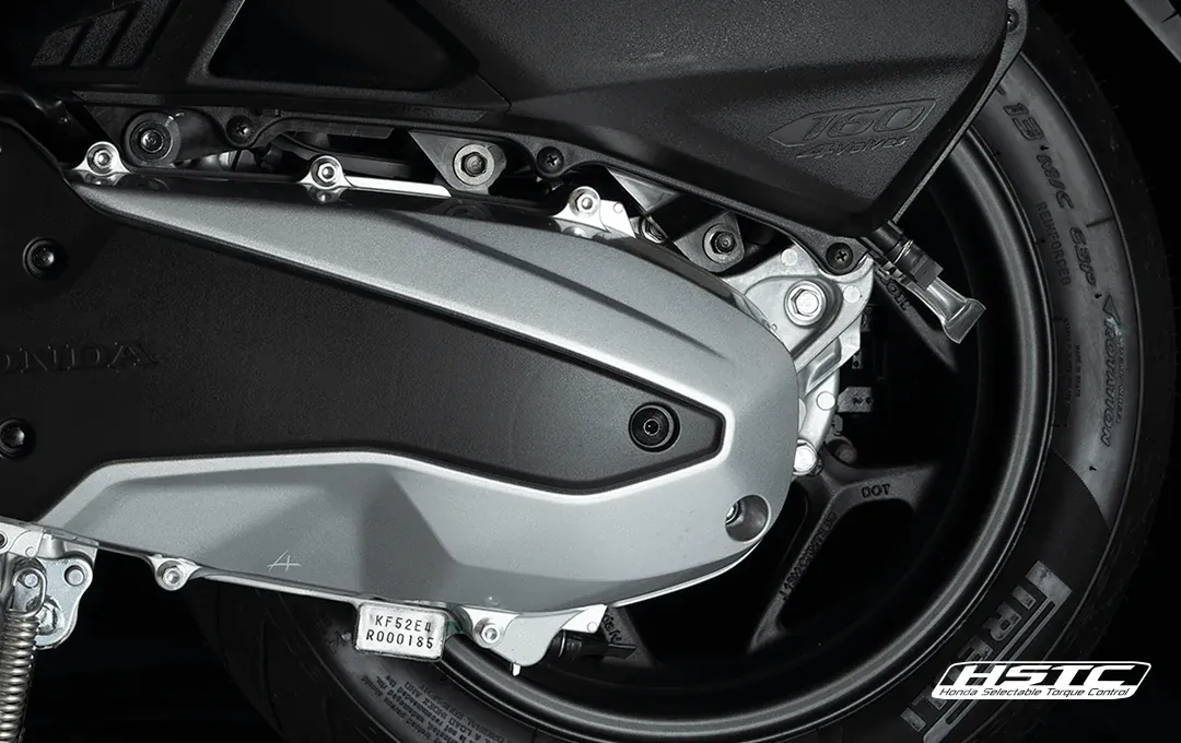 Comparativo detalhado entre os scooters Yamaha NMax 155 e Honda PCX 160 lado a lado, destacando seus designs e propostas urbanas.