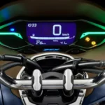 Comparativo detalhado entre os scooters Yamaha NMax 155 e Honda PCX 160 lado a lado, destacando seus designs e propostas urbanas.