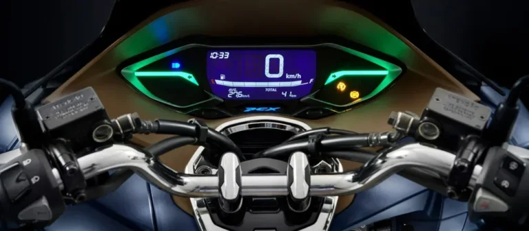 Comparativo detalhado entre os scooters Yamaha NMax 155 e Honda PCX 160 lado a lado, destacando seus designs e propostas urbanas.