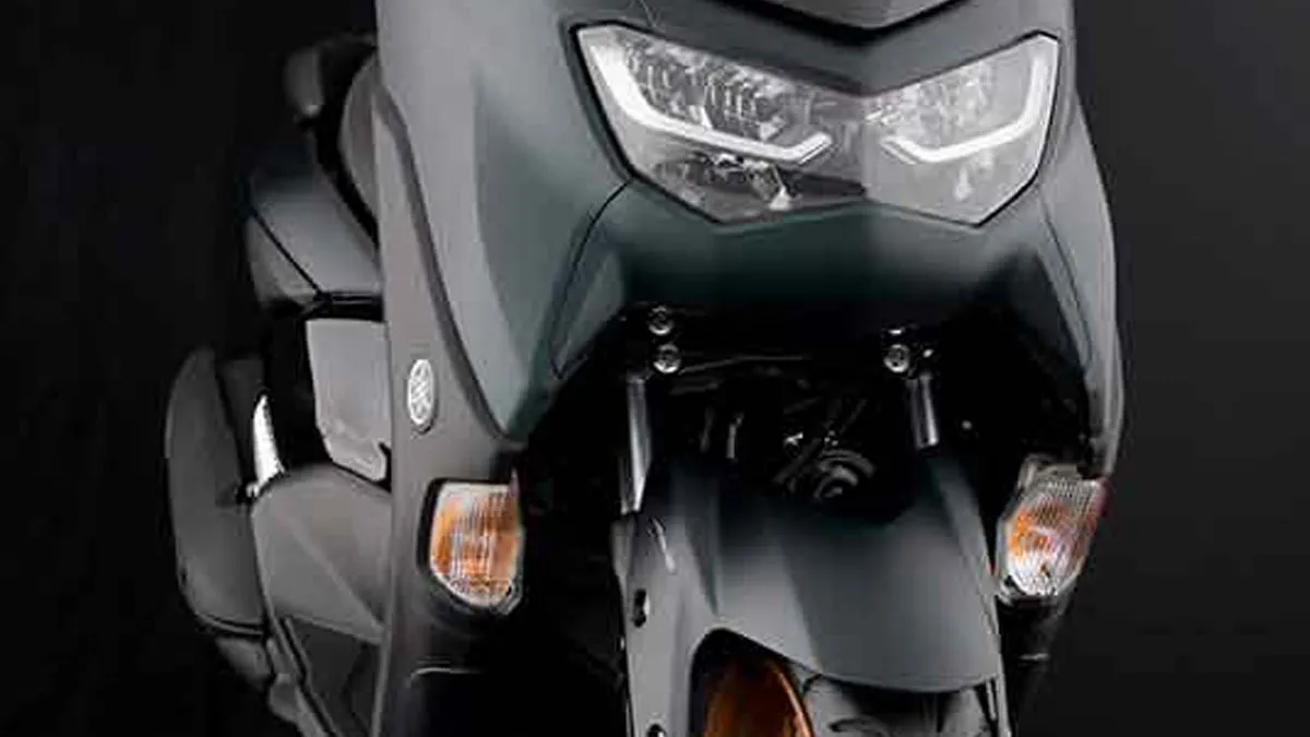 Comparativo detalhado entre os scooters Yamaha NMax 155 e Honda PCX 160 lado a lado, destacando seus designs e propostas urbanas.