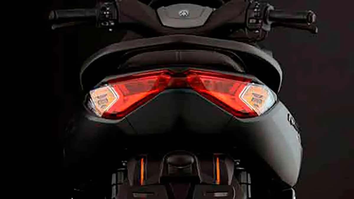 Comparativo detalhado entre os scooters Yamaha NMax 155 e Honda PCX 160 lado a lado, destacando seus designs e propostas urbanas.
