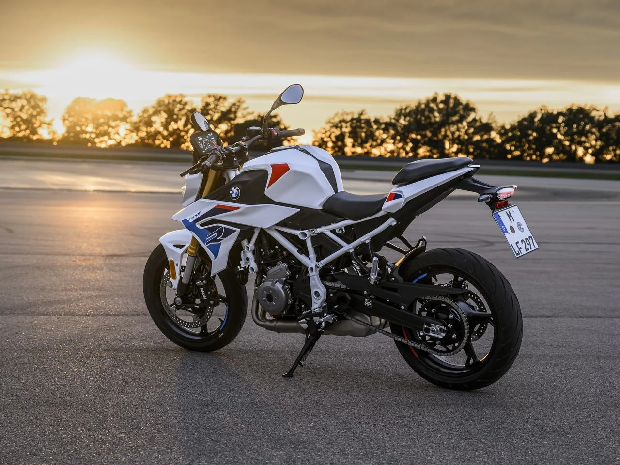 Silhueta sombreada de uma nova moto esportiva carenada divulgada em teaser oficial pela BMW Motorrad