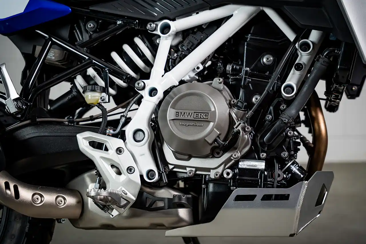 Silhueta sombreada de uma nova moto esportiva carenada divulgada em teaser oficial pela BMW Motorrad